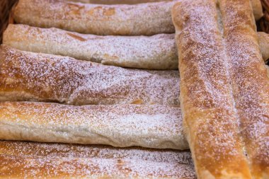 Kabartma, beyaz toz serpiştirilmiş dikdörtgen ekmek. Hobi olarak yemek pişirmek..