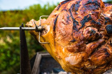 Izgarada büyük bir parça et. Hobi olarak yemek pişirmek. Profesyonel aşçılık..