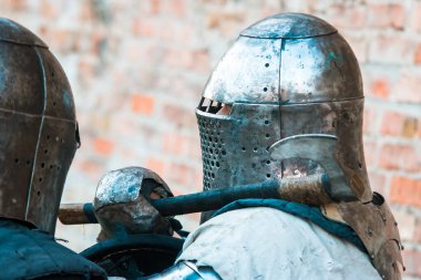 Zırhlı Ortaçağ Şövalyesi. Kafa. Miğfer. Askeri olayların tarihsel restorasyonu.