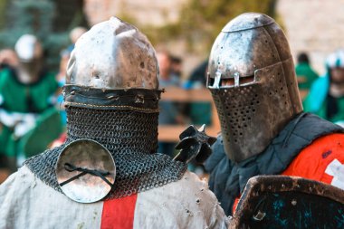 Zırhlı iki şövalye. Askeri olayların tarihsel restorasyonu.