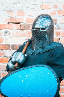 Zırhlı Ortaçağ Şövalyesi. Kafa. Miğfer. Askeri olayların tarihsel restorasyonu.