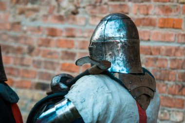 Zırhlı Ortaçağ Şövalyesi. Kafa. Miğfer. Askeri olayların tarihsel restorasyonu.