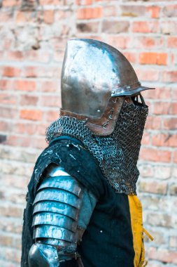 Zırhlı Ortaçağ Şövalyesi. Kafa. Miğfer. Askeri olayların tarihsel restorasyonu.