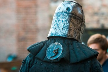 Zırhlı Ortaçağ Şövalyesi. Kafa. Miğfer. Askeri olayların tarihsel restorasyonu.