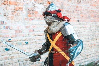 Zırhlı Ortaçağ Şövalyesi. Kafa. Miğfer. Askeri olayların tarihsel restorasyonu.