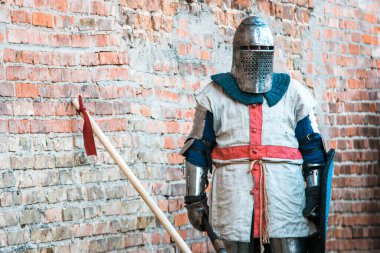 Zırhlı Ortaçağ Şövalyesi. Kafa. Miğfer. Askeri olayların tarihsel restorasyonu.