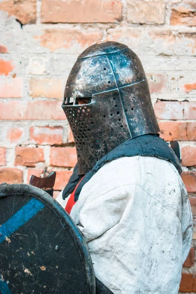 Zırhlı Ortaçağ Şövalyesi Kafa Miğfer Askeri Olayların Tarihsel Restorasyonu — Stok fotoğraf