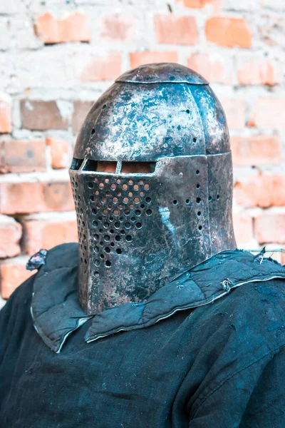 Mittelalterlicher Ritter Rüstung Kopf Helm Die Historische Wiederherstellung Militärischer Ereignisse — Stockfoto