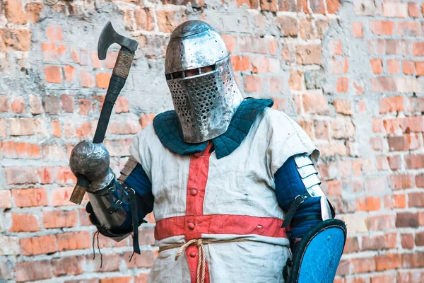 中世纪的骑士拿着斧头 身穿盔甲 军事事件的历史恢复 — 图库照片