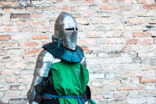 Mittelalterlicher Ritter Rüstung Grüne Kleidung Die Historische Wiederherstellung Militärischer Ereignisse — Stockfoto