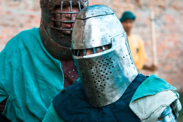 Mittelalterlicher Ritter Rüstung Grüne Kleidung Die Historische Wiederherstellung Militärischer Ereignisse — Stockfoto