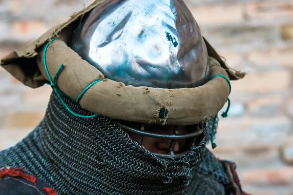 Zırhlı Ortaçağ Şövalyesi Kafasının Bir Parçası Askeri Olayların Tarihsel Restorasyonu — Stok fotoğraf