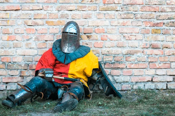 Zırhlı Bir Ortaçağ Şövalyesi Duvarın Yanında Oturur Taklit Askeri Operasyonların — Stok fotoğraf