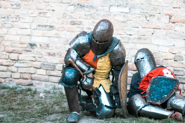 Два Средневековых Рыцаря Доспехах Имитация Восстановление Боевых Действий Бои — стоковое фото