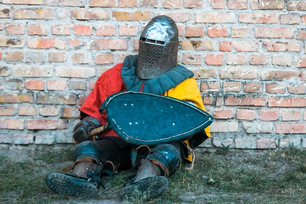 Der Wand Sitzt Ein Mittelalterlicher Ritter Rüstung Nachahmung Wiederherstellung Militärischer — Stockfoto