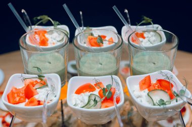 Altı tabak salata ve ıspanaklı kokteyl. Hobi olarak yemek pişirmek. Profesyonel aşçılık. Vejetaryen yemeği..