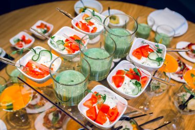 Altı tabak salata ve ıspanaklı kokteyl. Hobi olarak yemek pişirmek. Profesyonel aşçılık. Vejetaryen yemeği..