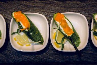 Peynirli kremalı ıspanak rulosu ve füme somon. Hobi olarak yemek pişirmek. Profesyonel aşçılık. Ziyafet. Vejetaryen yemeği..