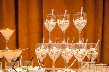 Masada kokteyl ve vejetaryen aperatifi olan bardaklar. Restoran, ziyafet..