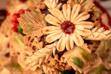 Pastadaki hamurdan elde edilen şekerlemeler..