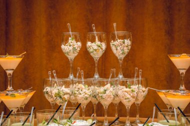 Masada kokteyl ve vejetaryen aperatifi olan bardaklar. Restoran, ziyafet..