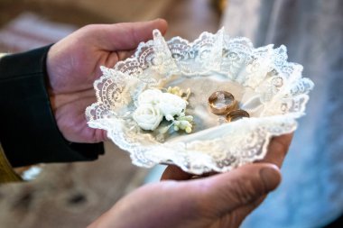 Ellerinde alyans var. Düğün için sabah hazırlığı..