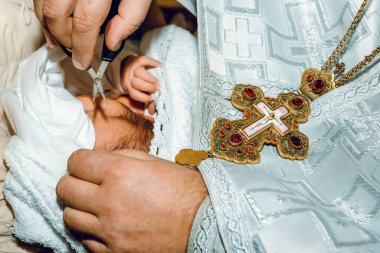 Kilisedeki bebeğin vaftiz töreni..