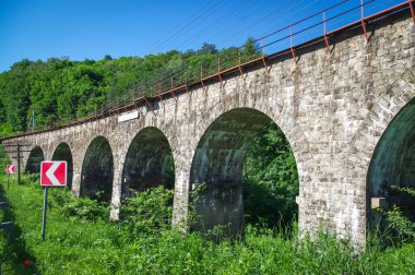 Yuvarlak kemerli köprü