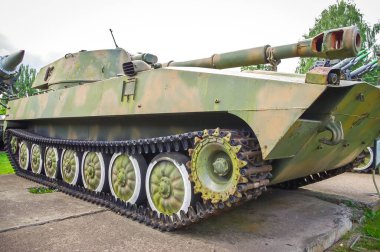 Oto itişli havan topu. Askeri teçhizat müzesi. Savaş tatbikatları.