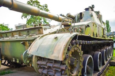 Askeri tank yakında. Askeri teçhizat müzesi. Savaş tatbikatları.