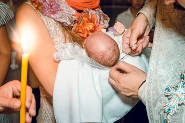 Vaftizler. Çocuğa saç kırpmak. Hıristiyan gelenekleri.