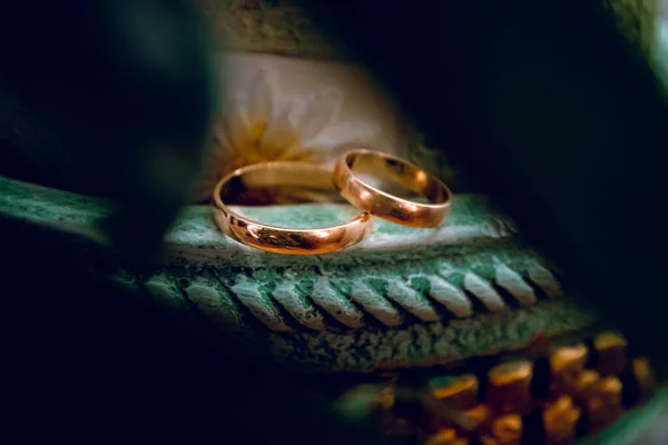 Los Anillos Boda Soporte Verde Con Ornamento Preparación Para Boda —  Fotos de Stock