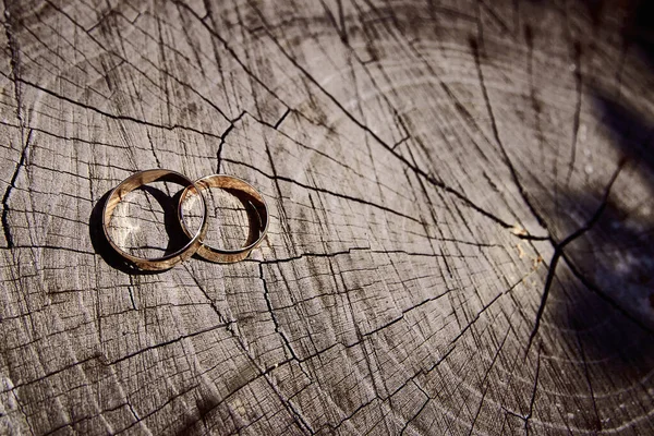 Весільні Кільця Текстурованому Дерев Яному Фоні Підготовка Весілля — стокове фото