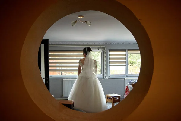 Sposa Piedi Una Finestra Rotonda Con Schiena Prepararsi Matrimonio — Foto Stock