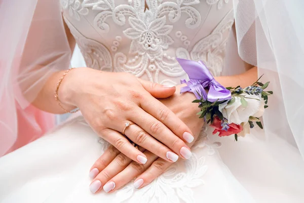 Matrimonio Mani Della Sposa Con Braccialetto Fiori Prepararsi Matrimonio — Foto Stock