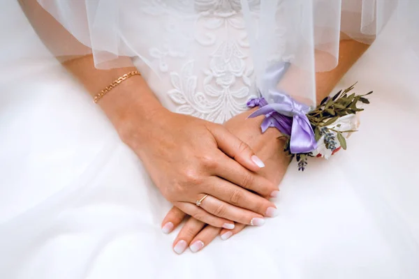 Matrimonio Mani Della Sposa Con Braccialetto Fiori Prepararsi Matrimonio — Foto Stock