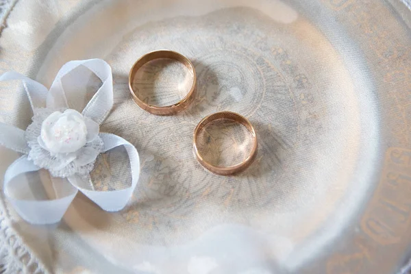 Anillos Boda Una Bandeja Blanca Con Arco Preparación Para Boda —  Fotos de Stock