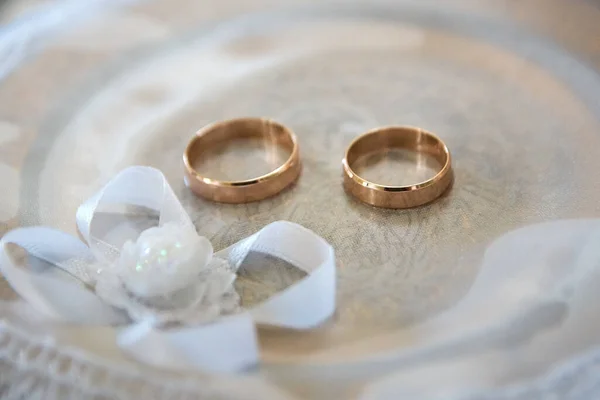 Anillos Boda Una Bandeja Blanca Con Lazo Preparación Para Boda —  Fotos de Stock