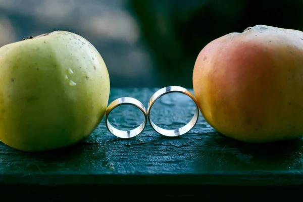 Anelli Nuziali Due Mele Prepararsi Matrimonio — Foto Stock