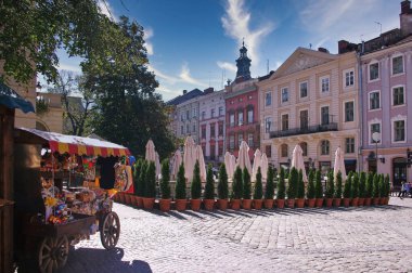 Karantina sırasında Lviv 'deki boş pazar meydanı. Kafeler ve restoranlar kapalı..