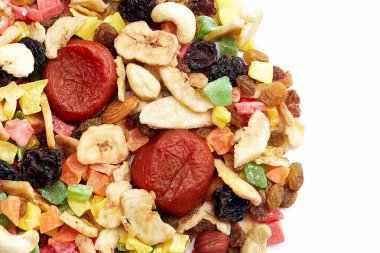 Çeşitli kurutulmuş tatlılar. Kurutulmuş muz, üzüm, fındık. Solda..