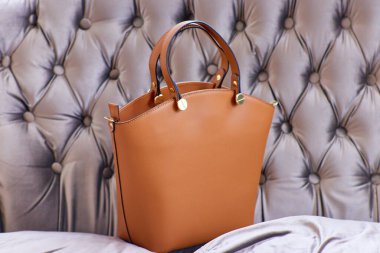 Çanta, kadın kahverengi. Rombs 'un arka planına karşı.