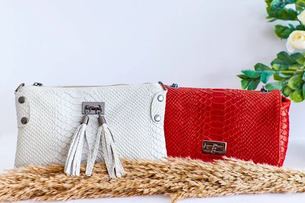 Bolsas Femininas Brancas Vermelhas Decoradas Com Espigas Trigo Contra Fundo — Fotografia de Stock