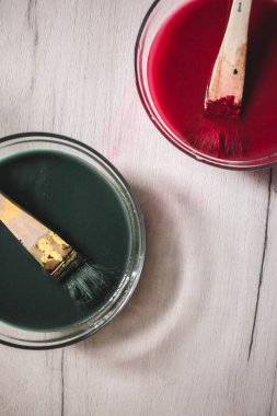 Bardaktaki renkli fırçalar.