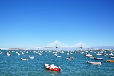 Cadiz şehrindeki bir köprünün arka planında balıkçı tekneleri