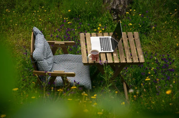 Ein Abgelegener Arbeitsplatz Form Eines Holzstuhls Und Eines Tisches Mit — Stockfoto