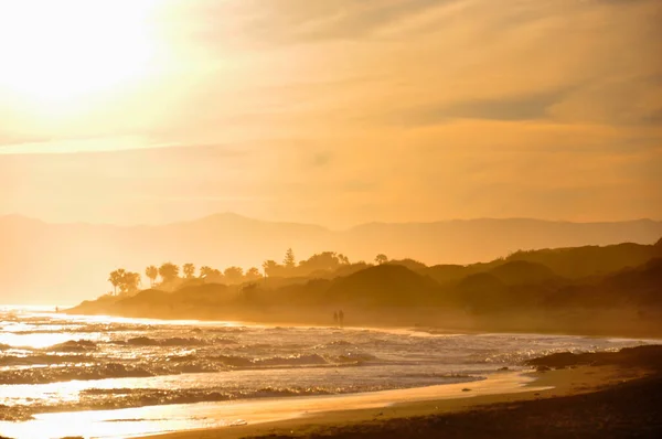 Duas Pessoas Ficam Uma Longa Praia Com Dunas Montanhas Fundo — Fotografia de Stock