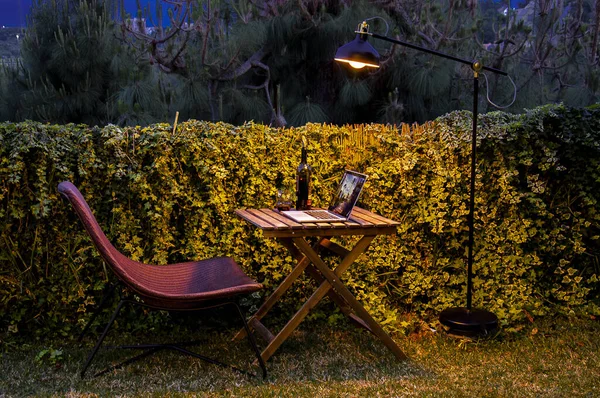 Nachtaufnahmen Eines Abgelegenen Arbeitsplatzes Form Eines Holzstuhls Und Eines Tisches — Stockfoto