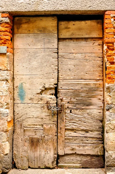 Vecchia Porta Legno Collegata Una Catena Muro Mattoni — Foto Stock