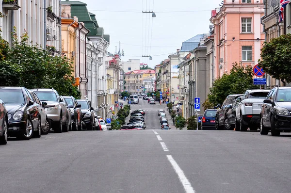 Minsk, Belarus şehir merkezinde eski binalar ve park edilmiş arabalarla dolu bir cadde.